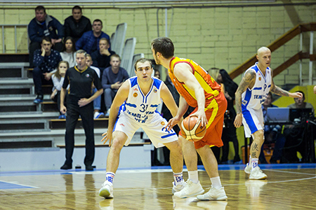 В двух первых играх сезона наиболее результативную игру показывает капитан команды Александр Варнаков.